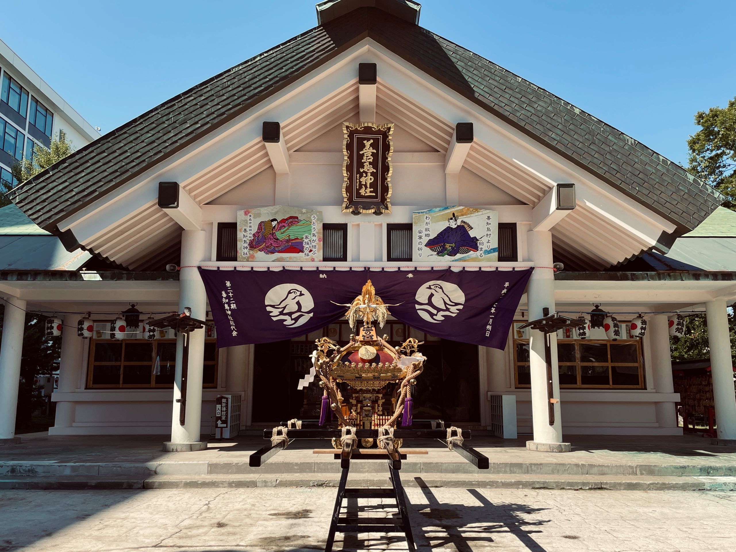 拝殿前に飾られた二之宮神輿